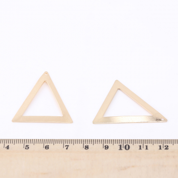 メタルフレームパーツ 三角形 1穴 32×35mm ゴールド（20ヶ）