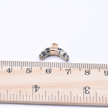 天然石ペンダントチャーム ダルメシアンジャスパー 牛角形 カン付き 12×16mm ゴールド （1ヶ）