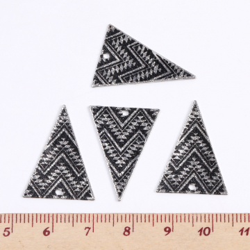 メタルチャーム 三角形 1穴 18×25mm ブラック（4ヶ）