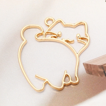 レジンフレームチャーム 猫 ネコ ねこ キャット ネコちゃん 1カン付き ゴールド 34×36mm（4ヶ）